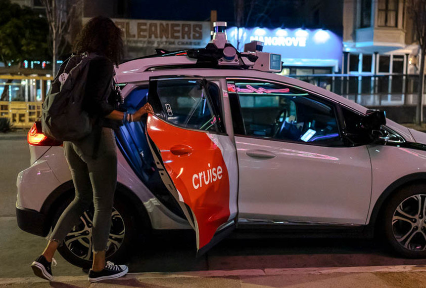 Women-entering-cruise-autonomus-car-at-night