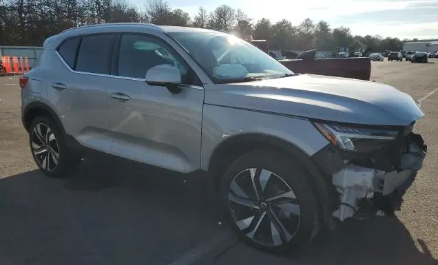 wrecked-2023-VolvoXC40-